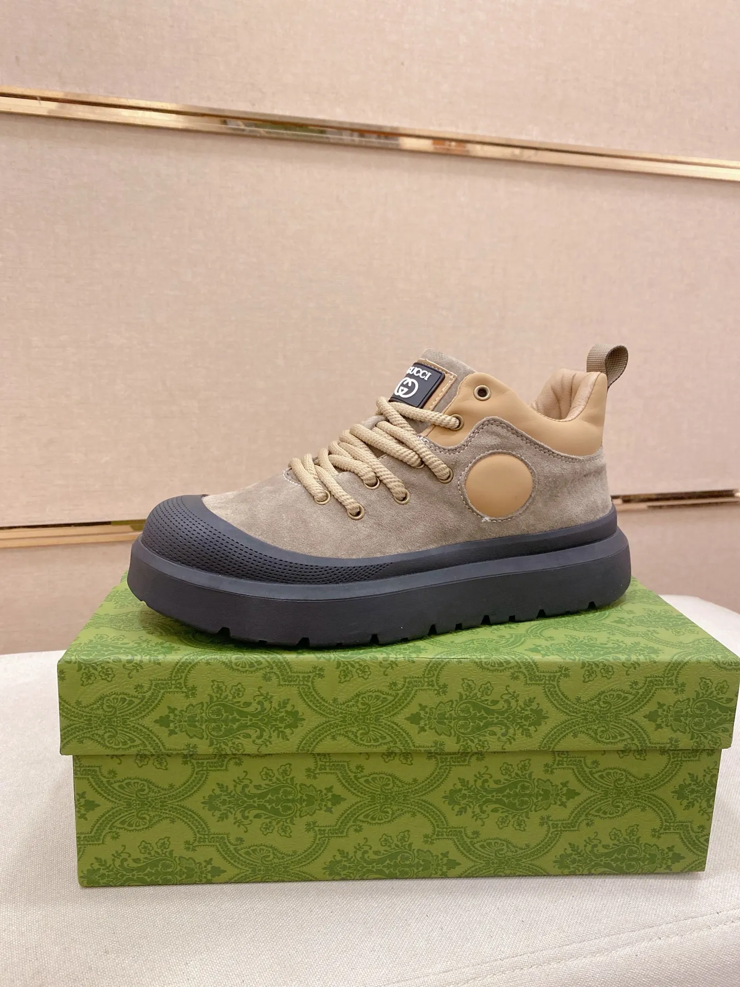 Men's men's shoes 💰 462💰🇮🇹🇮🇹GUCCI (Gucci) top 🔍🔍 new models are on sale at the same time at the counter. The uppers 🇮🇹 are imported from Italy and are made of top-grain cowhide. Fully imported genuine leather lining 💪💪, completely 1⃣️ to 1⃣️ replica 🇮🇹💪💪, ⚠ sole: original sole provided by the original factory, exclusive movable molded sole super comfortable, ⚠ original factory follow-up, 🔍🔍 high quality, you can go in and out of the counter at will, welcome to compare⚠. Code number:38-44